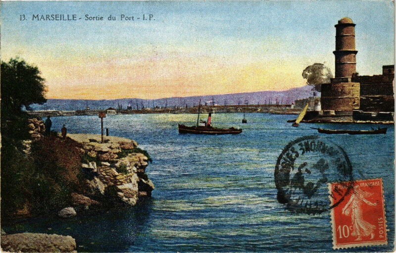 Carte postale ancienne Marseille-Sortie du Port à Marseille