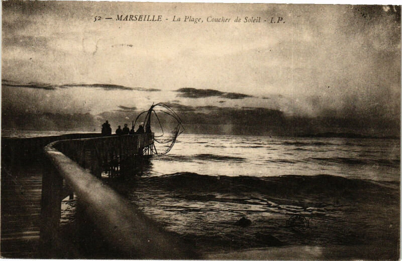 Carte postale ancienne Marseille-La Plage-Coucher de Soleil à Marseille