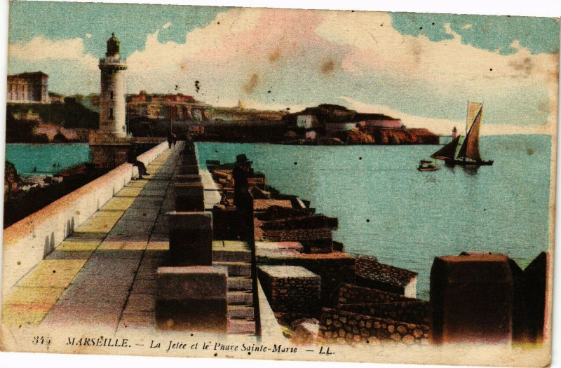 Carte postale ancienne Marseille-La Jetee et le Phare Ste-Marie à Marseille