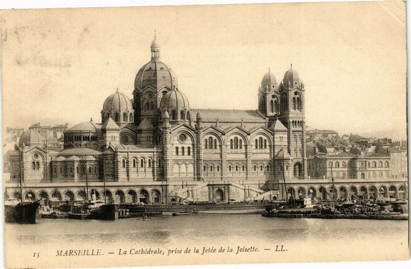 Carte postale ancienne Marseille-La Cathedrale prise de la Jetee de la Joliette à Marseille