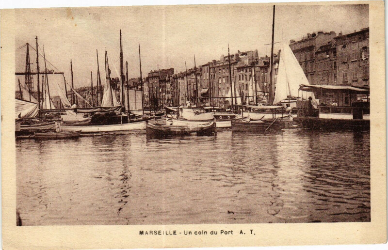 Carte postale ancienne Marseille-Uncoin du Port à Marseille