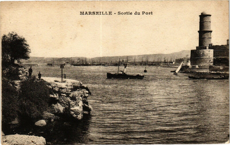 Carte postale ancienne Marseille-Sortie du Port à Marseille