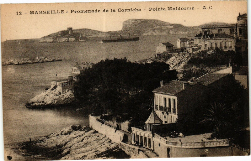 Carte postale ancienne Marseille-Promenade de la Corniche-Pointe Maldorme à Marseille