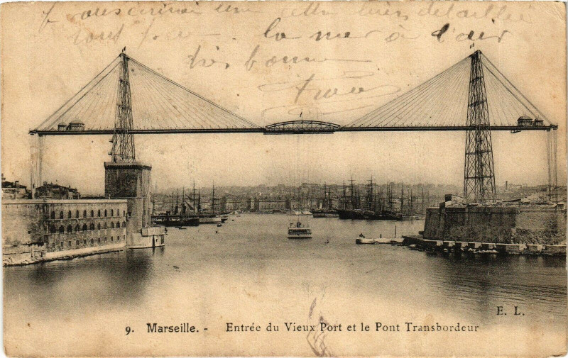 Carte postale ancienne Marseille-Entree du Vieux Port et le Pont Transbordeur à Marseille