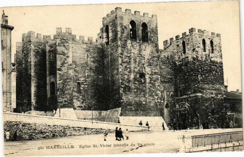 Carte postale ancienne Marseille-Eglise St-Victor à Marseille