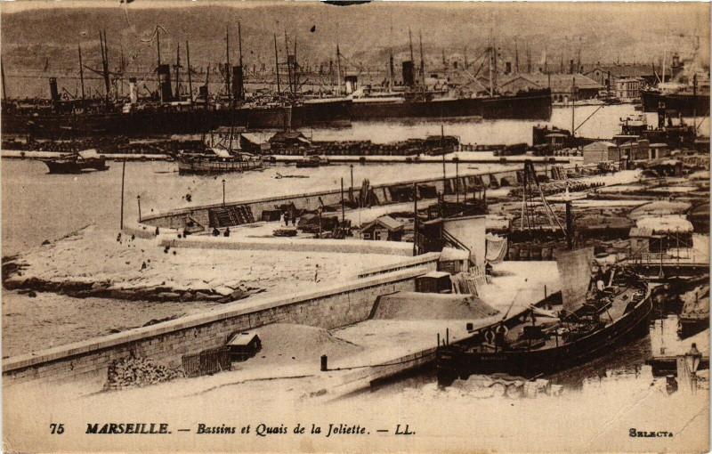 Carte postale ancienne Marseille-Bassins et Quais de la Joliette à Marseille