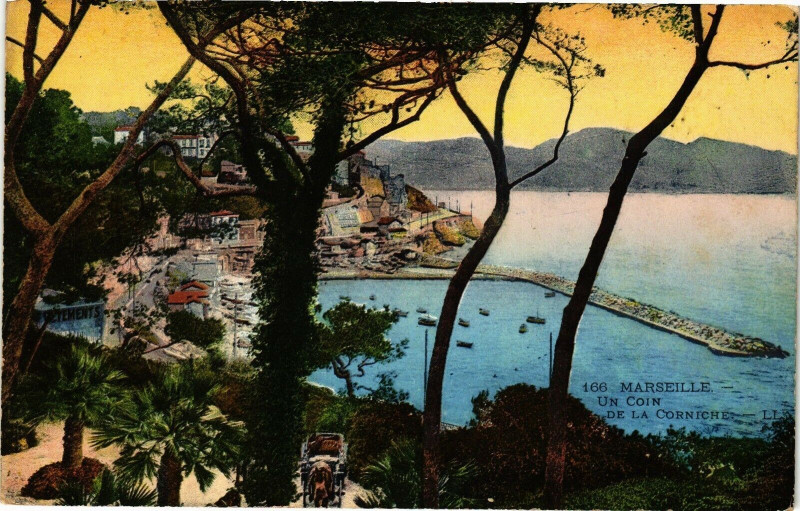 Carte postale ancienne Marseille-Un coin de la Corniche à Marseille