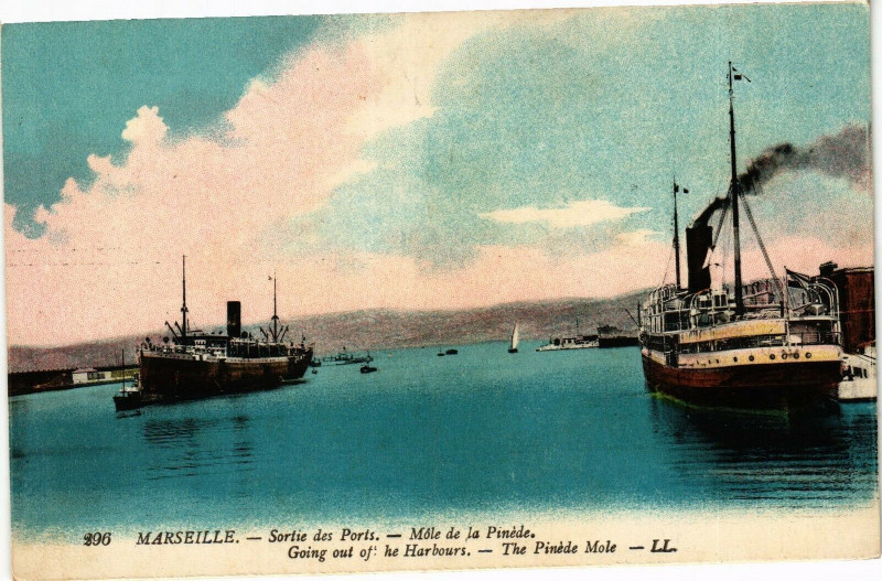 Carte postale ancienne Marseille-Sortie des Ports-Mole de la Pinede à Marseille