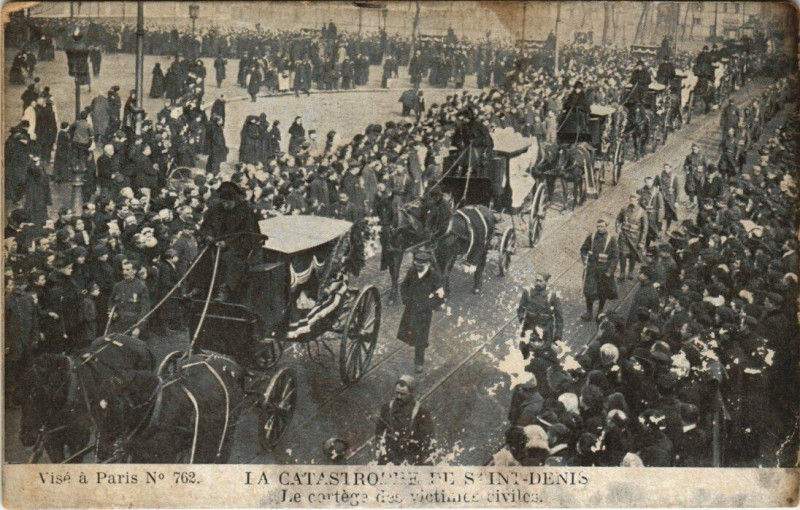 Carte postale ancienne La Catastrophe Saint-Denis - Le Cartege des Victimes civiles à Saint-Denis