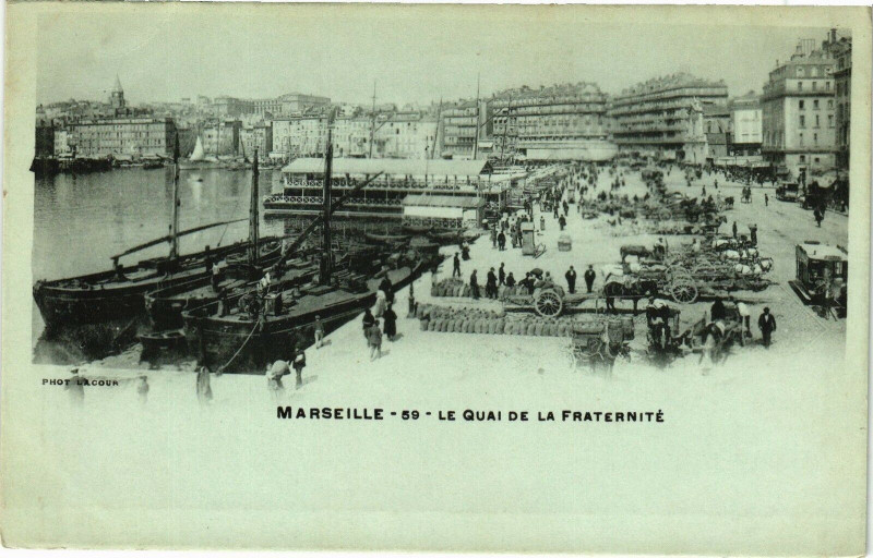 Carte postale ancienne Marseille-Le Quai de la Fraternite à Marseille