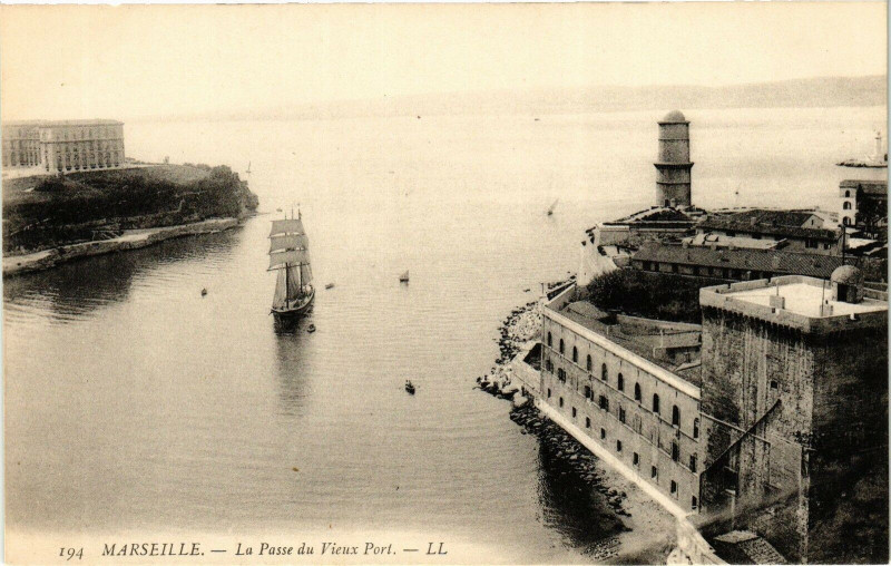 Carte postale ancienne Marseille-La Passe du Vieux Port à Marseille