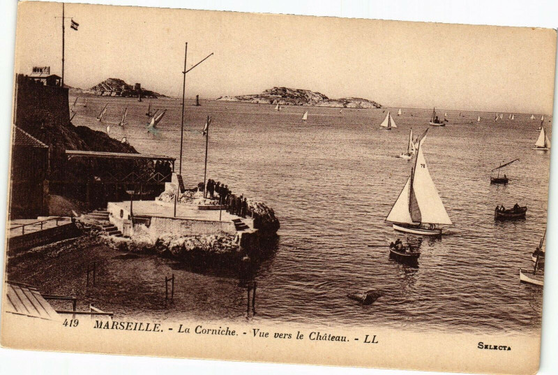 Carte postale ancienne Marseille-La Corniche-Vue vers le Chateau à Marseille
