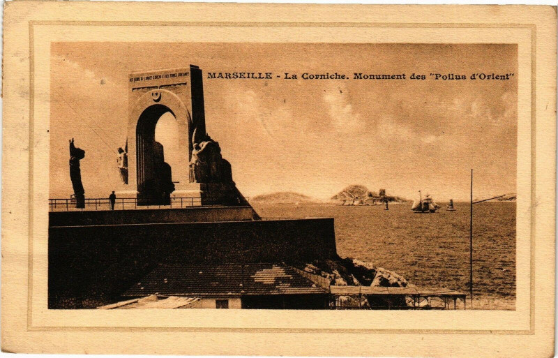 Carte postale ancienne Marseille-La Corniche-Monument des Poilus d'Orient à Marseille