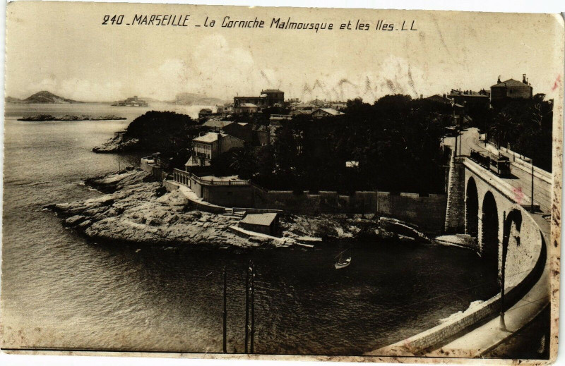 Carte postale ancienne Marseille-La Corniche Malmousque et les Iles à Marseille