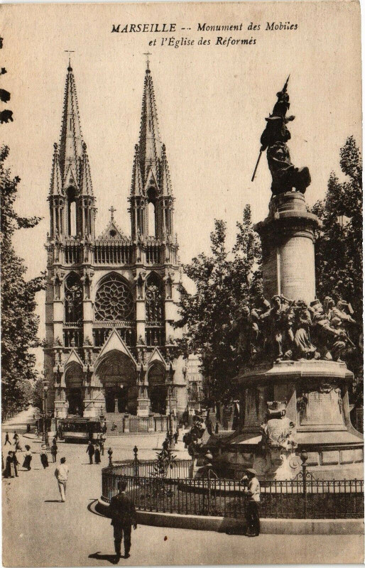 Carte postale ancienne Marseille-Monument des Mobiles et l'Eglise de Reformes à Marseille