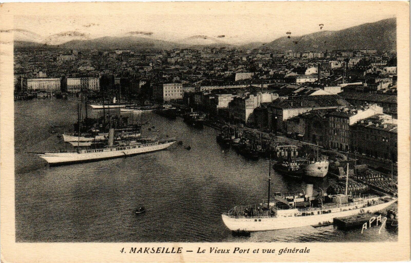 Carte postale ancienne Marseille-Le Vieux Port et vue générale à Marseille