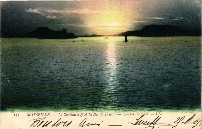 Carte postale ancienne Marseille-Le Chateau d'If et les Iles du Frioul-Coucher de soleil à Marseille