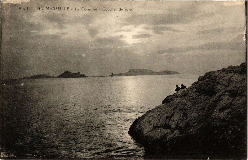 Carte postale ancienne Marseille-La Corniche-Coucher de soleil à Marseille