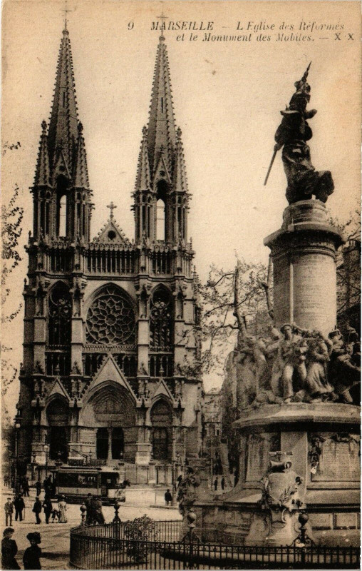 Carte postale ancienne Marseille-L'Eglise des Reformes et le Monument des Mobiles à Marseille