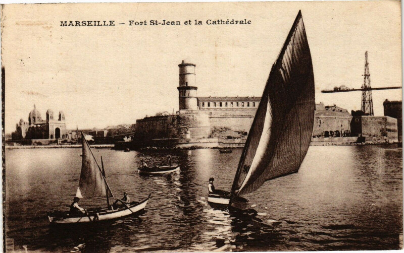 Carte postale ancienne Marseille-Fort St-Jean et la Cathedrale à Marseille