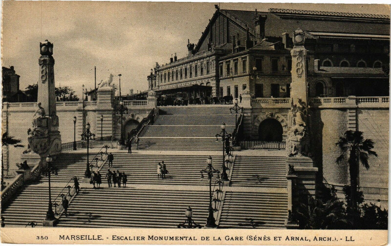 Carte postale ancienne Marseille-Escalier Monumental de la Gare à Marseille