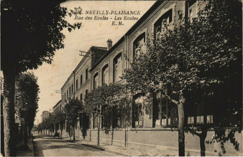 Carte postale ancienne Neuilly- Plaisance - Rue des Ecoles - Les Ecoles à Neuilly-Plaisance