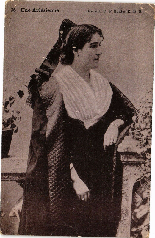 Carte postale ancienne Une Arlésienne