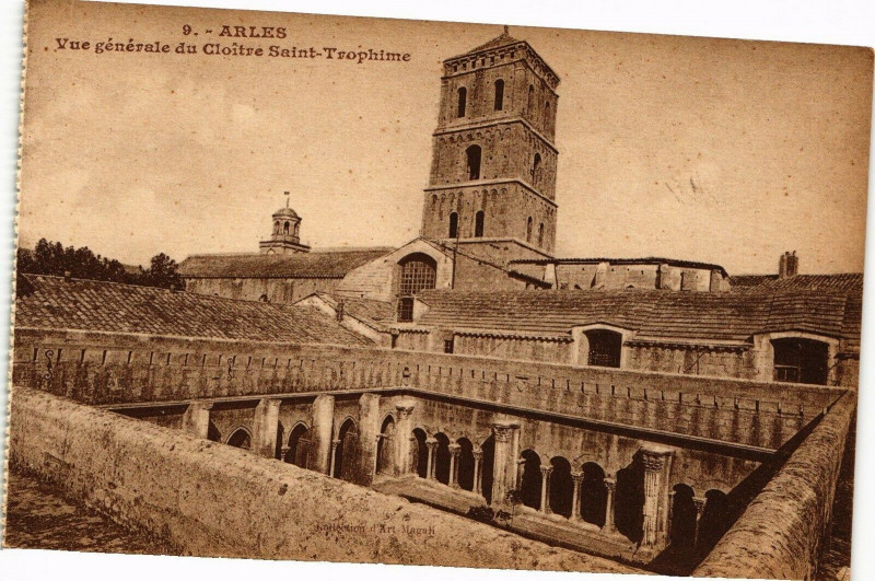 Carte postale ancienne Arles-Vue générale du Cloitre St-Trophime à Arles