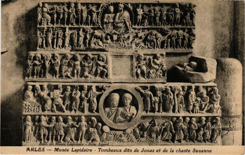 Carte postale ancienne Arles-Tombeaux dits de Jonas et de la chaste Suzanne à Arles