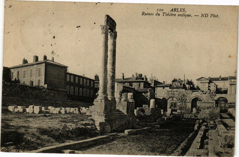 Carte postale ancienne Arles-Ruines du Theatre antique à Arles