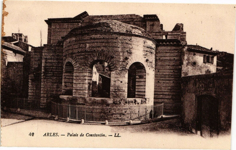 Carte postale ancienne Arles-Palais de Consantin à Arles
