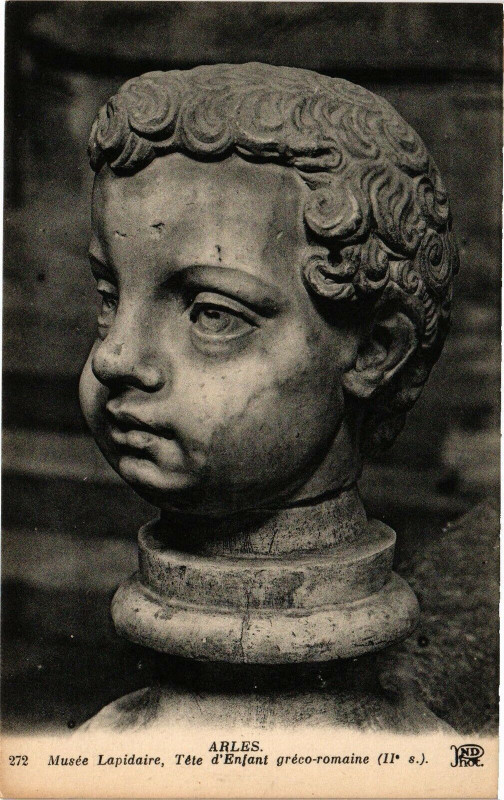 Carte postale ancienne Arles-Musee Lapidaire-Tete d'Enfant greco romaine à Arles