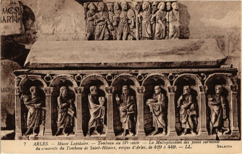 Carte postale ancienne Arles-Musee Lapidaire-La Multiplication des pains surmonte à Arles
