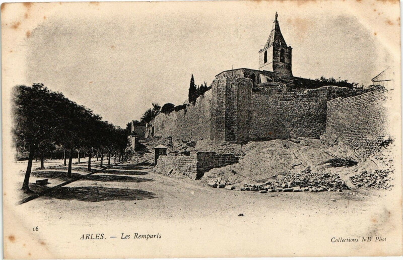 Carte postale ancienne Arles-Les Remparts à Arles