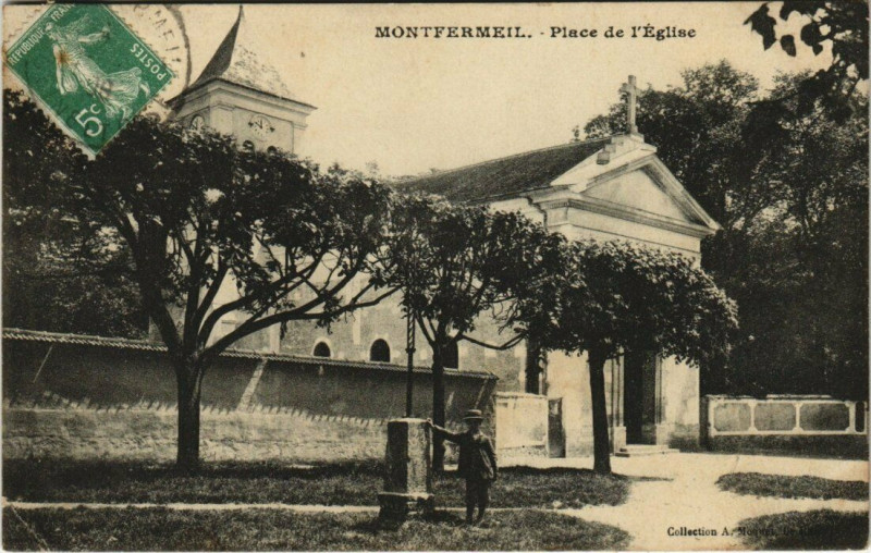 Carte postale ancienne Montfermeil - Place d'Eglise à Montfermeil