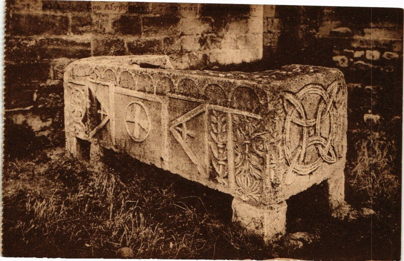 Carte postale ancienne Arles-Les Alyscamps-Tombeau à Arles