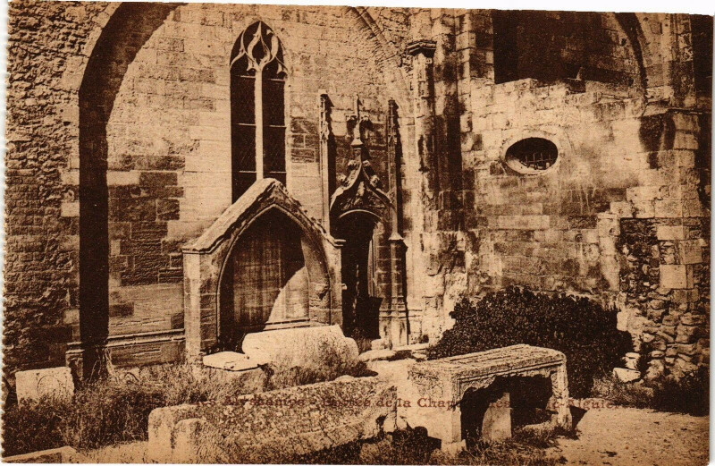 Carte postale ancienne Arles-Les Alyscamps-Entree de la Chapelle à Arles