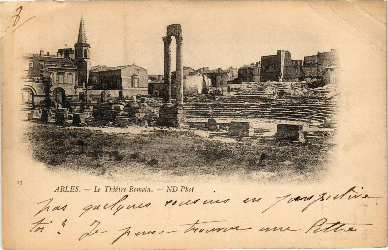 Carte postale ancienne Arles-Le Theatre Romain à Arles