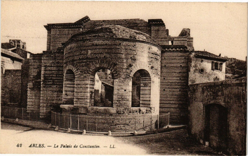 Carte postale ancienne Arles-Le Palais de Constantin à Arles