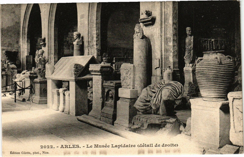 Carte postale ancienne Arles-Le Musee Lapidaire à Arles