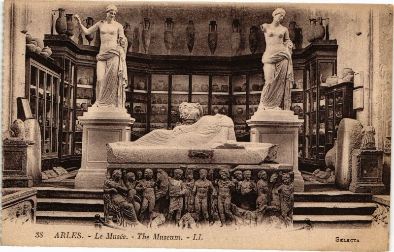 Carte postale ancienne Arles-Le Musee à Arles