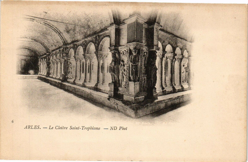 Carte postale ancienne Arles-Le Cloitre St-Trophisme à Arles