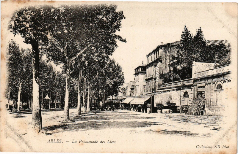 Carte postale ancienne Arles-La Promenade des Lices à Arles