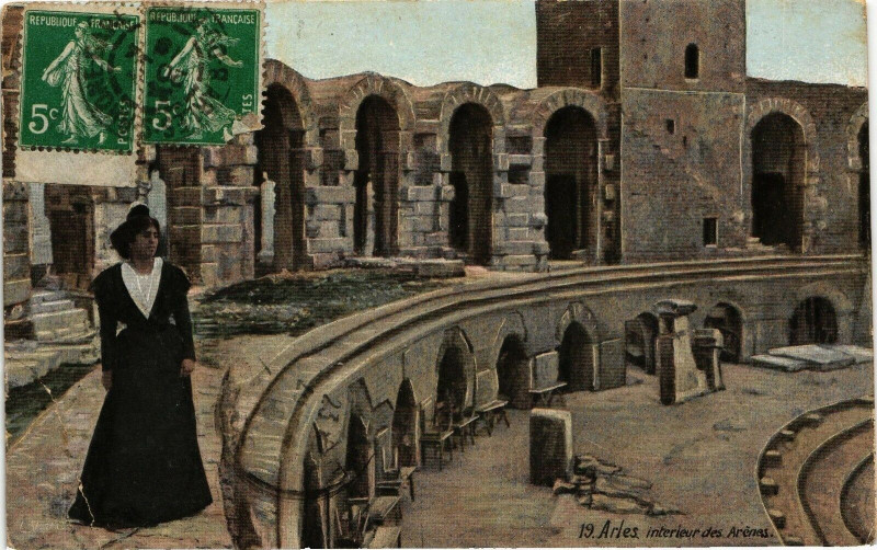 Carte postale ancienne Arles-interieur des Arenes à Arles