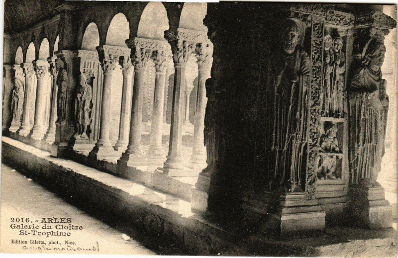 Carte postale ancienne Arles-Galerie du Cloitre St-Trophime à Arles