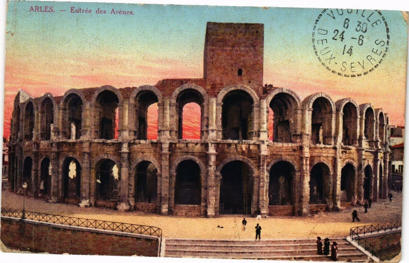 Carte postale ancienne Arles-Entree des Arenes à Arles