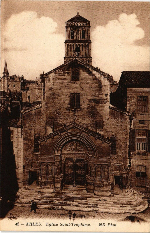 Carte postale ancienne Arles-Eglise St-Trophime à Arles