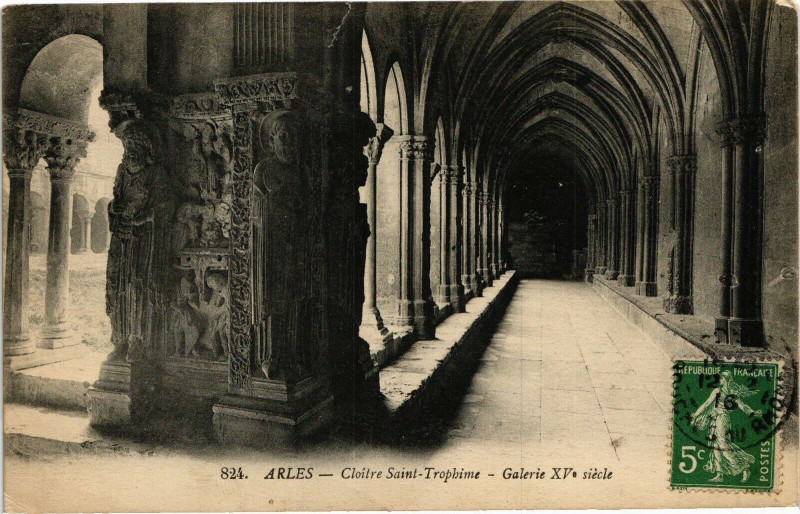 Carte postale ancienne Arles-Cloitre Saint Trophime à Arles