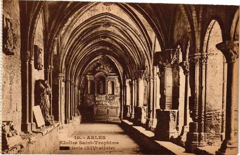 Carte postale ancienne Arles-Cloitre St-Trophime à Arles