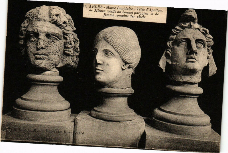 Carte postale ancienne Arles-Musee Lapidaire-Tetes d'Apollon à Arles
